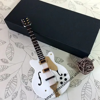 Dh miniaturowy model gitary replika z podstawą i pokrywą akcesoria dla lalek mini instrument muzyczny ozdoby świąteczne prezenty